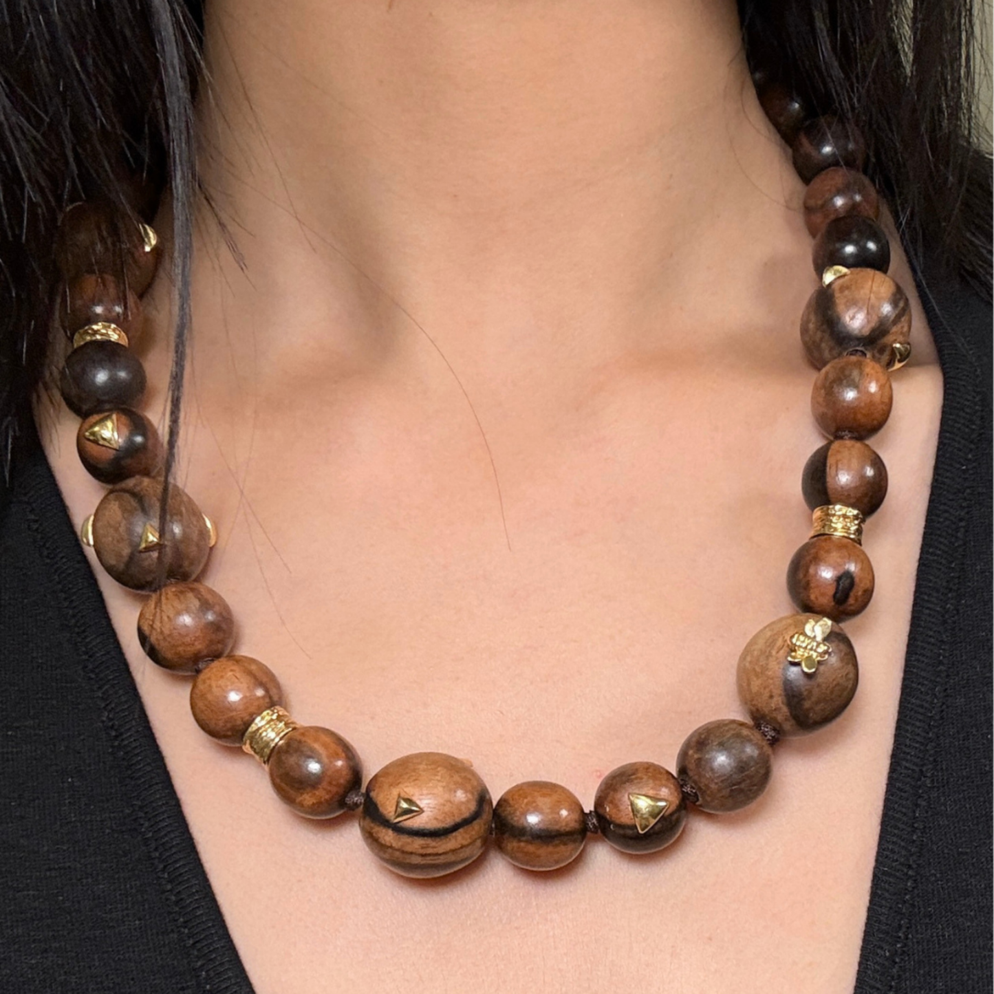 Wonderland Ebony W/Stinger & Bee Necklace, 18KY