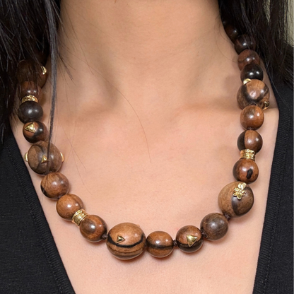 Wonderland Ebony W/Stinger & Bee Necklace, 18KY